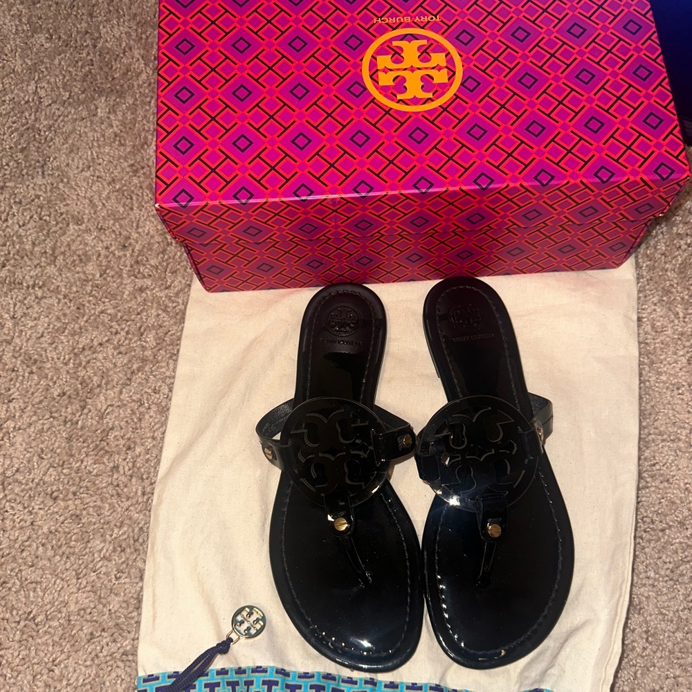 Size 8.5 only wore twice comes with dust bag